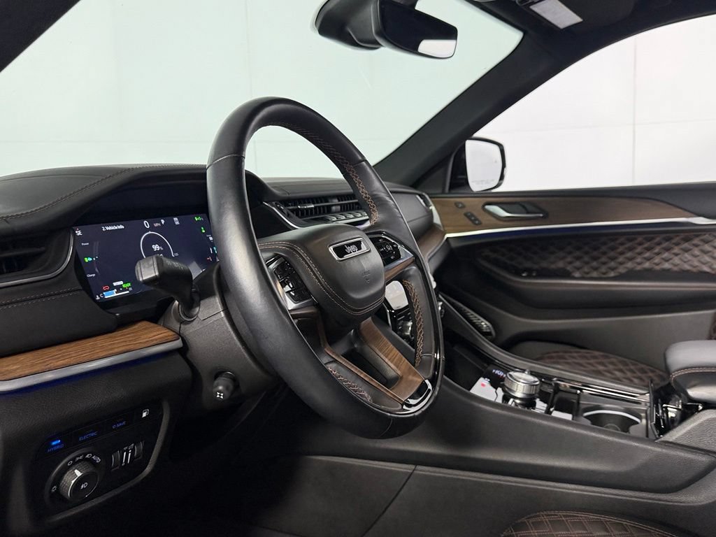 Certified 2023 Jeep Grand Cherokee Summit w/ Luxury Tech Group V AWD/4WD image 18