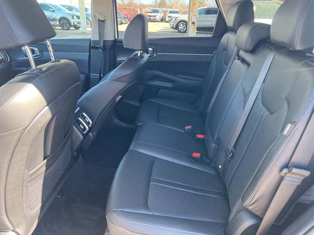 Certified 2025 Kia Sorento S image 8