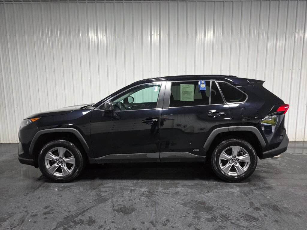 Used 2022 Toyota RAV4 LE AWD/4WD image 4