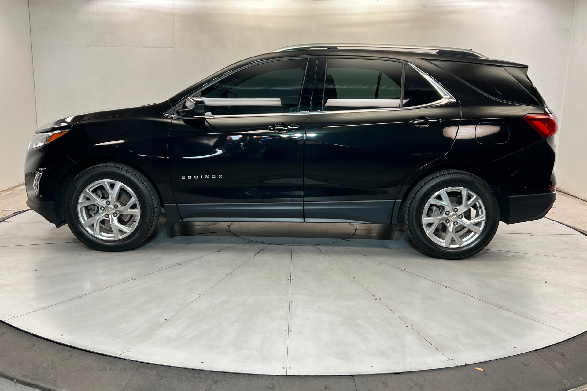 Used 2020 Chevrolet Equinox LT FWD image 2