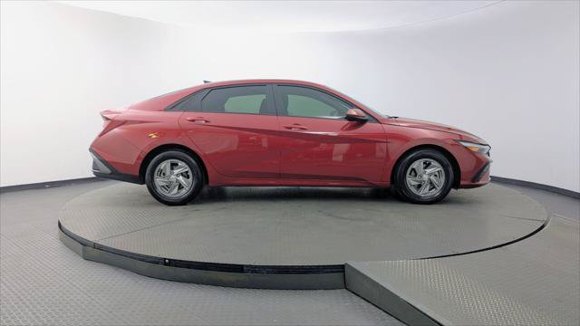 Used 2025 Hyundai Elantra SE FWD image 9
