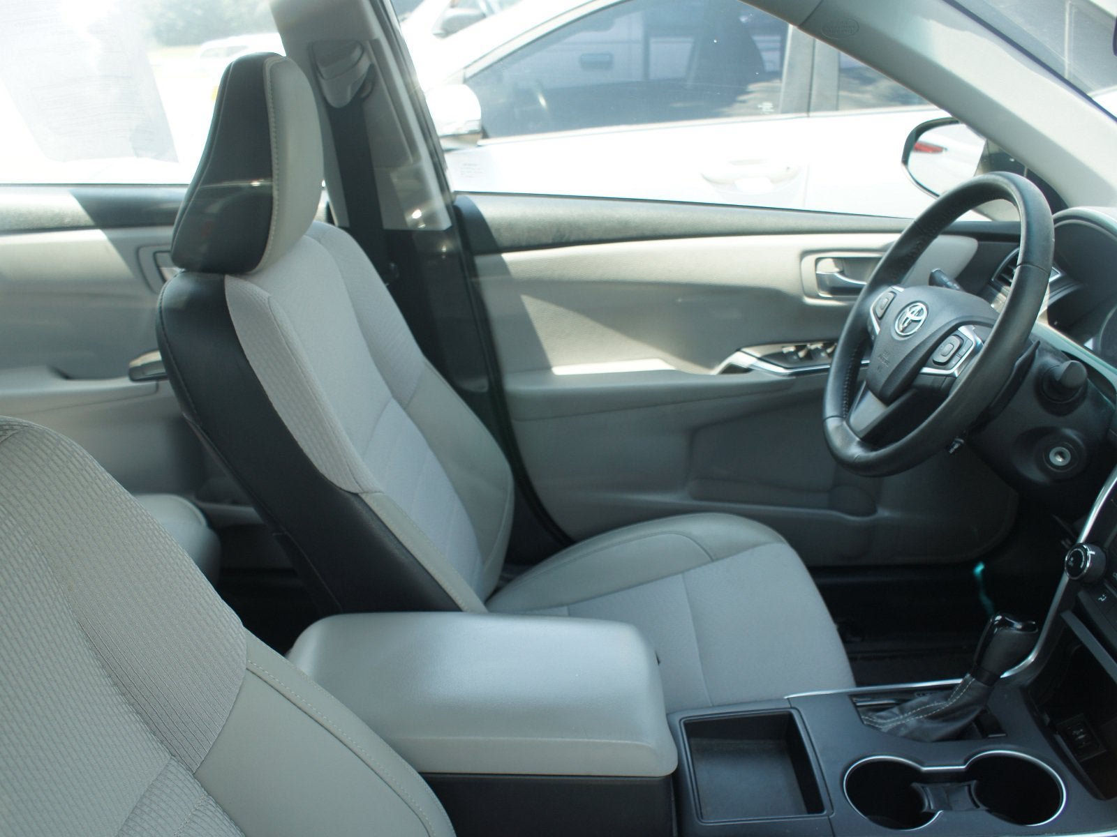 Used 2017 Toyota Camry SE w/ Moonroof Package FWD image 4
