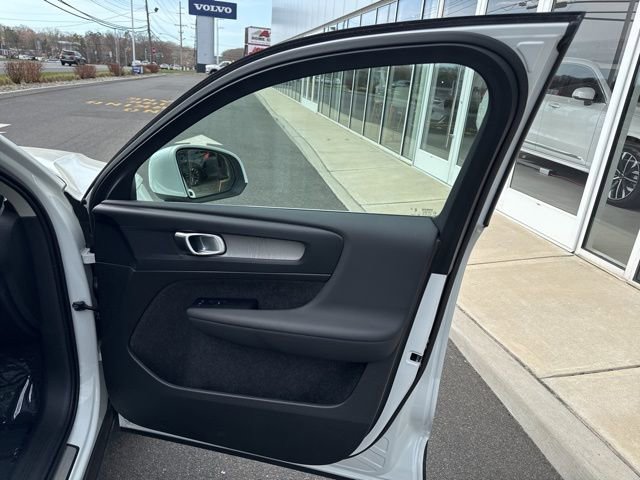 Certified 2025 Volvo XC40 B5 Core image 13