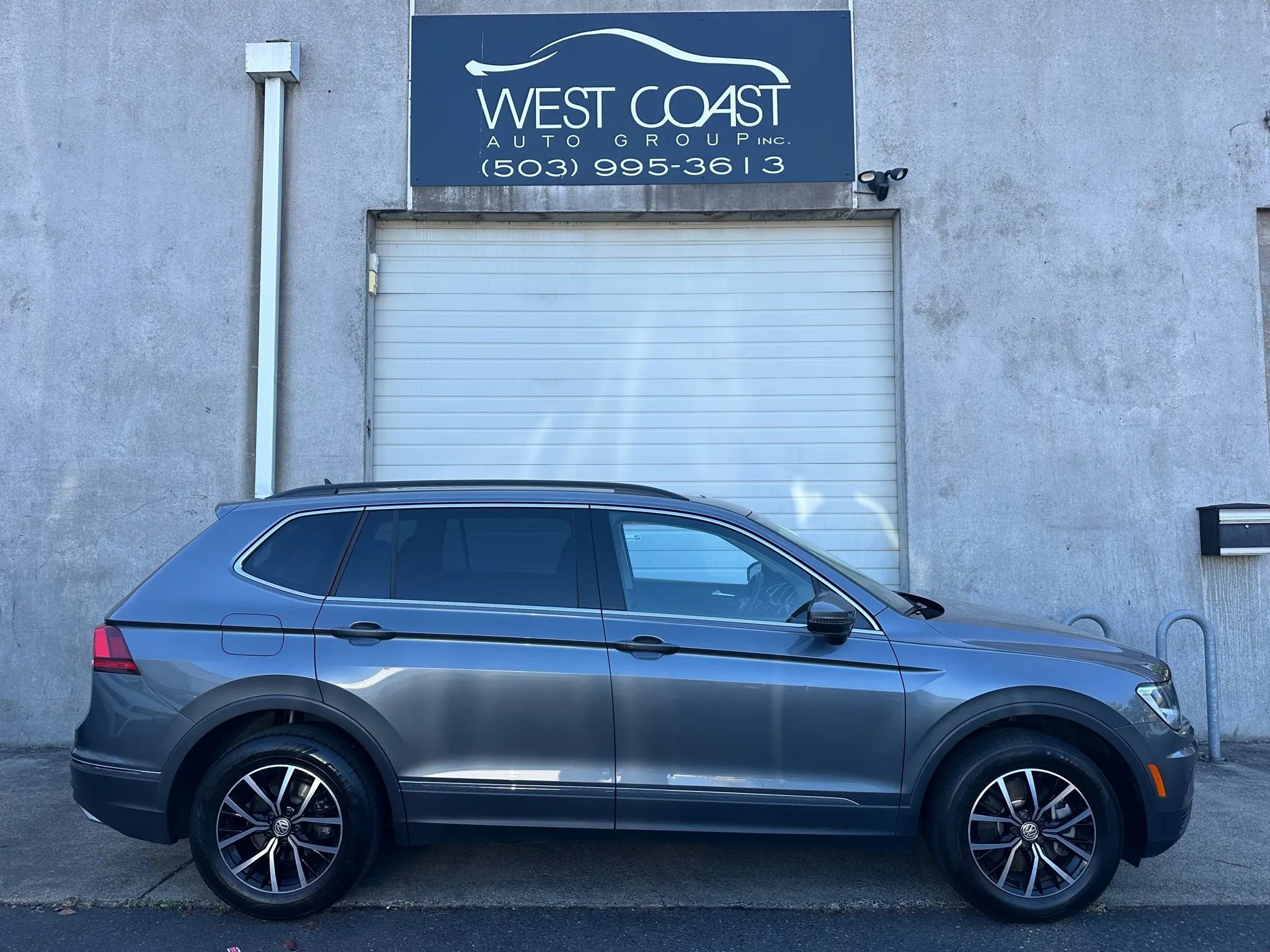 Used 2021 Volkswagen Tiguan SE w/ Panoramic Sunroof Package image 2