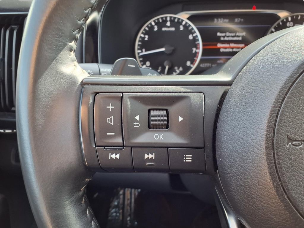 Used 2025 Nissan Pathfinder SV image 13