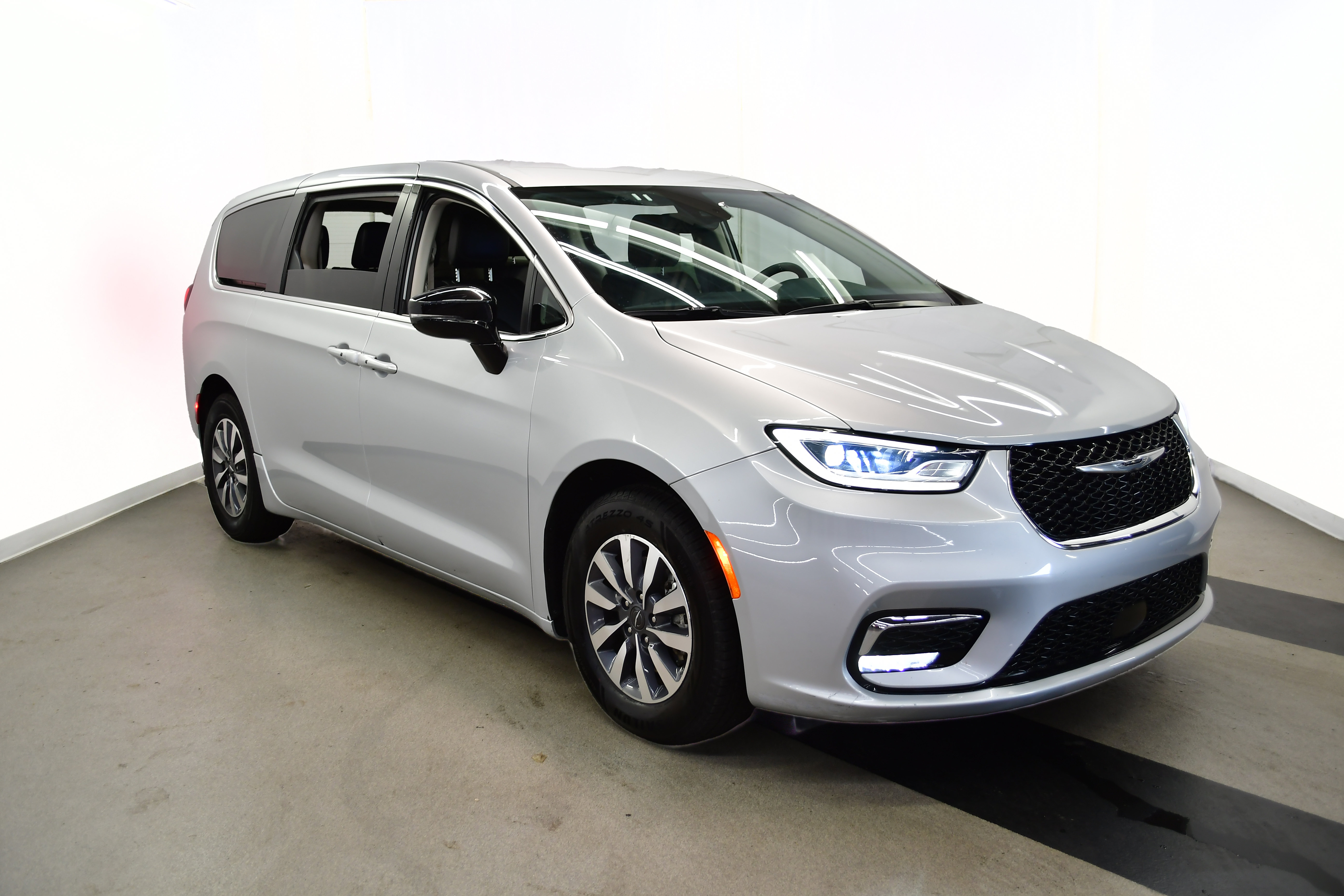 Used 2024 Chrysler Pacifica Touring-L FWD image 2