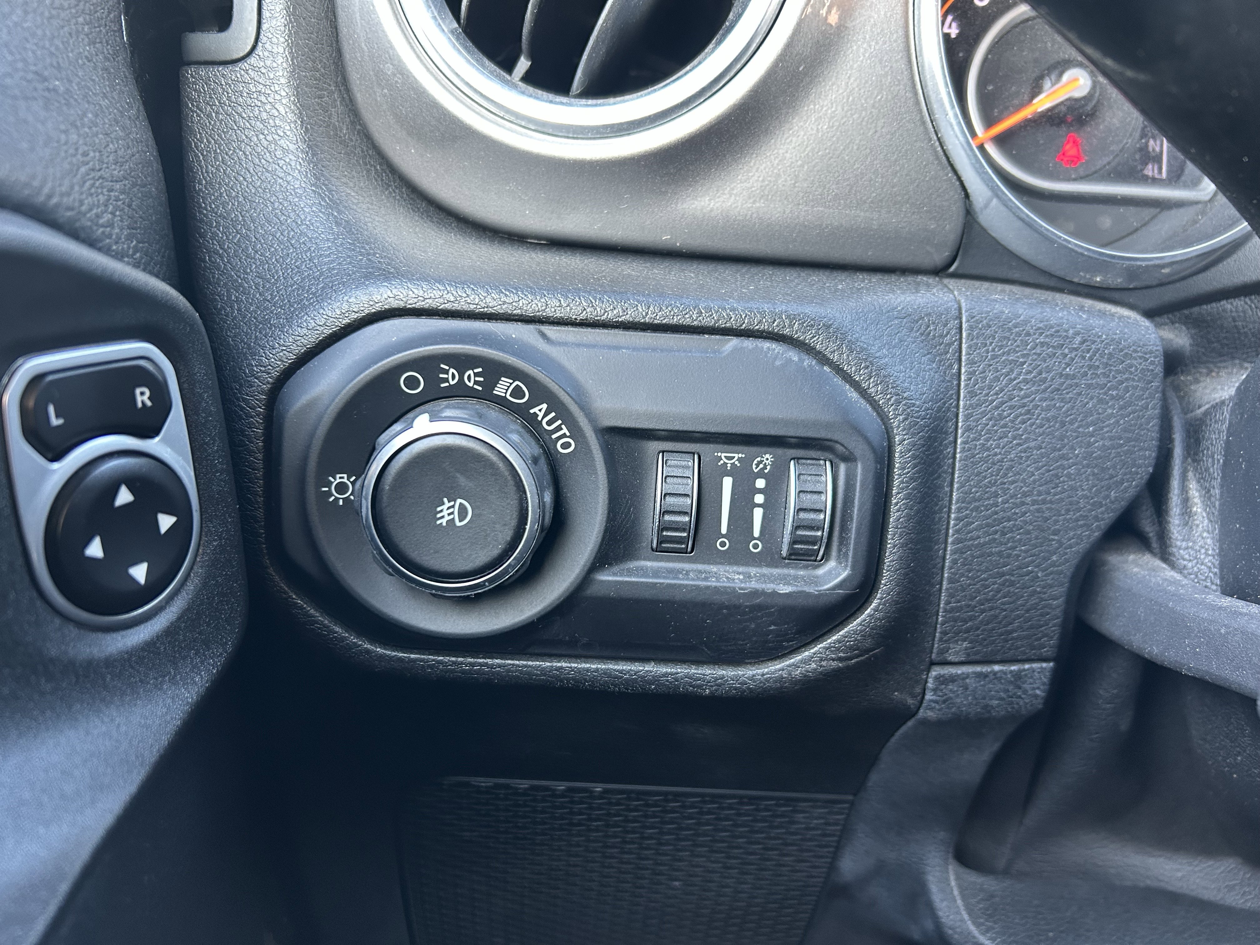 Used 2018 Jeep Wrangler Unlimited Sahara w/ Cold Weather Group image 19