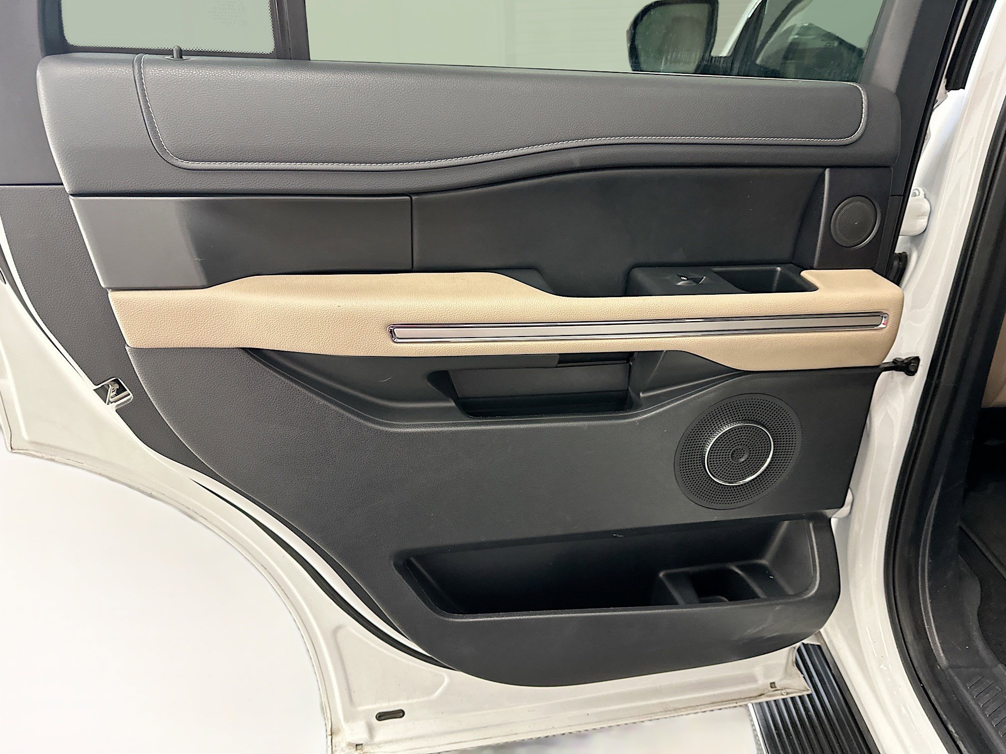 Used 2023 Ford Expedition Limited image 28