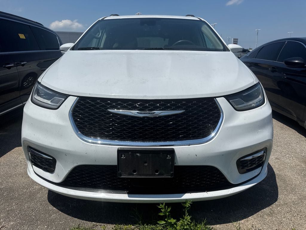Used 2022 Chrysler Pacifica Touring-L FWD image 2