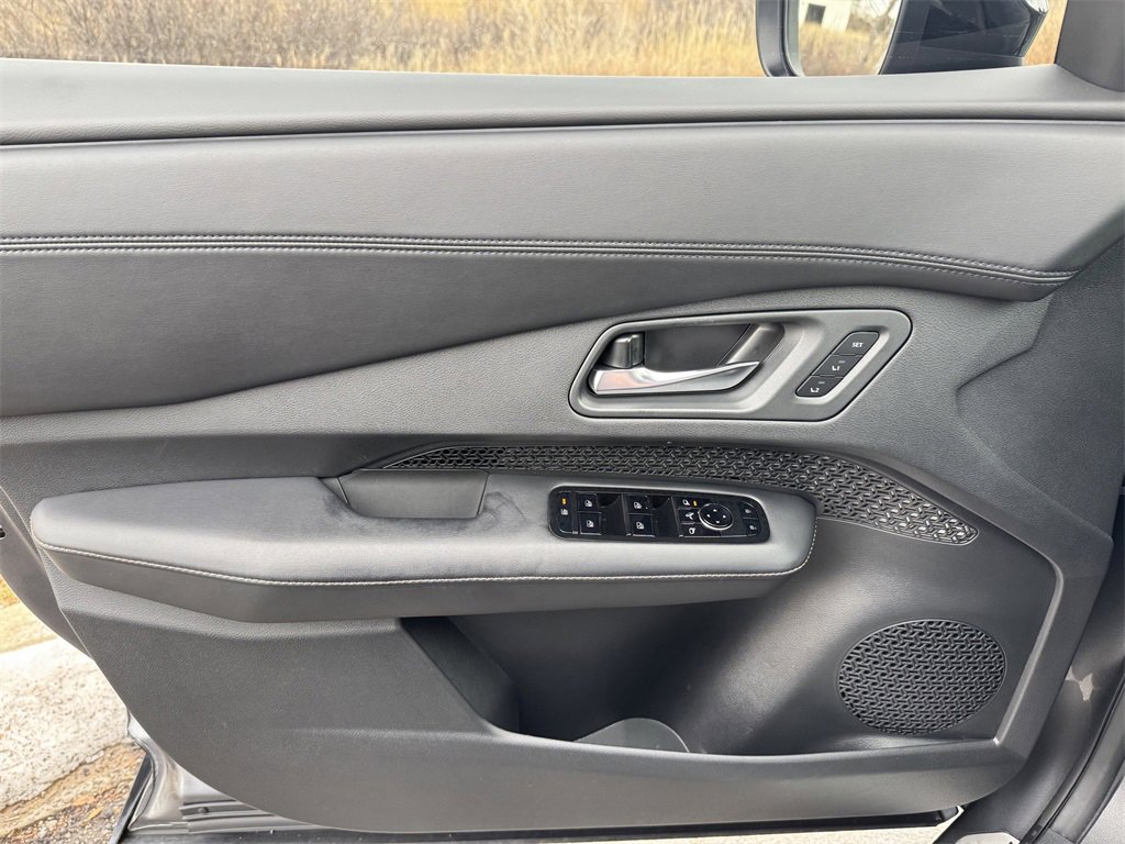 Used 2023 Nissan Ariya AWD image 13