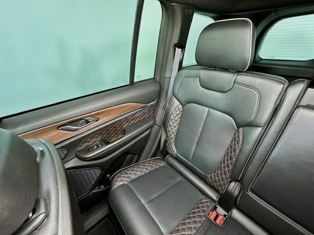 Used 2025 Jeep Grand Cherokee Summit AWD/4WD image 12