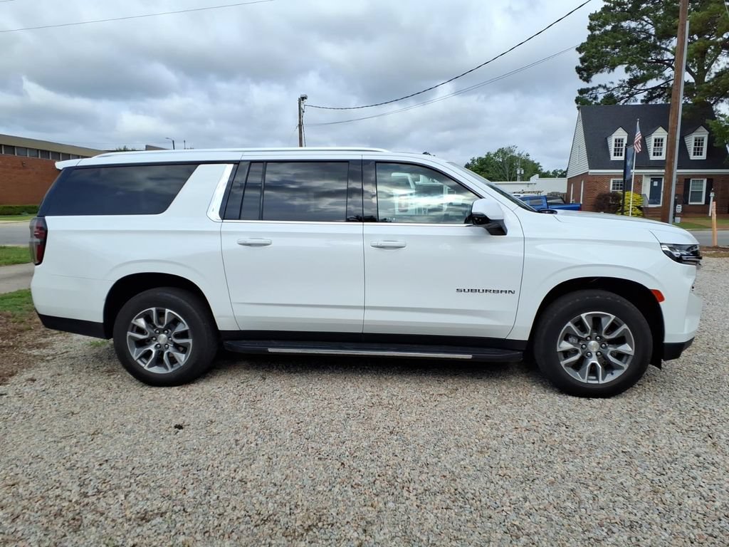 Used 2024 Chevrolet Suburban LT w/ LT Signature Plus Package AWD/4WD image 2