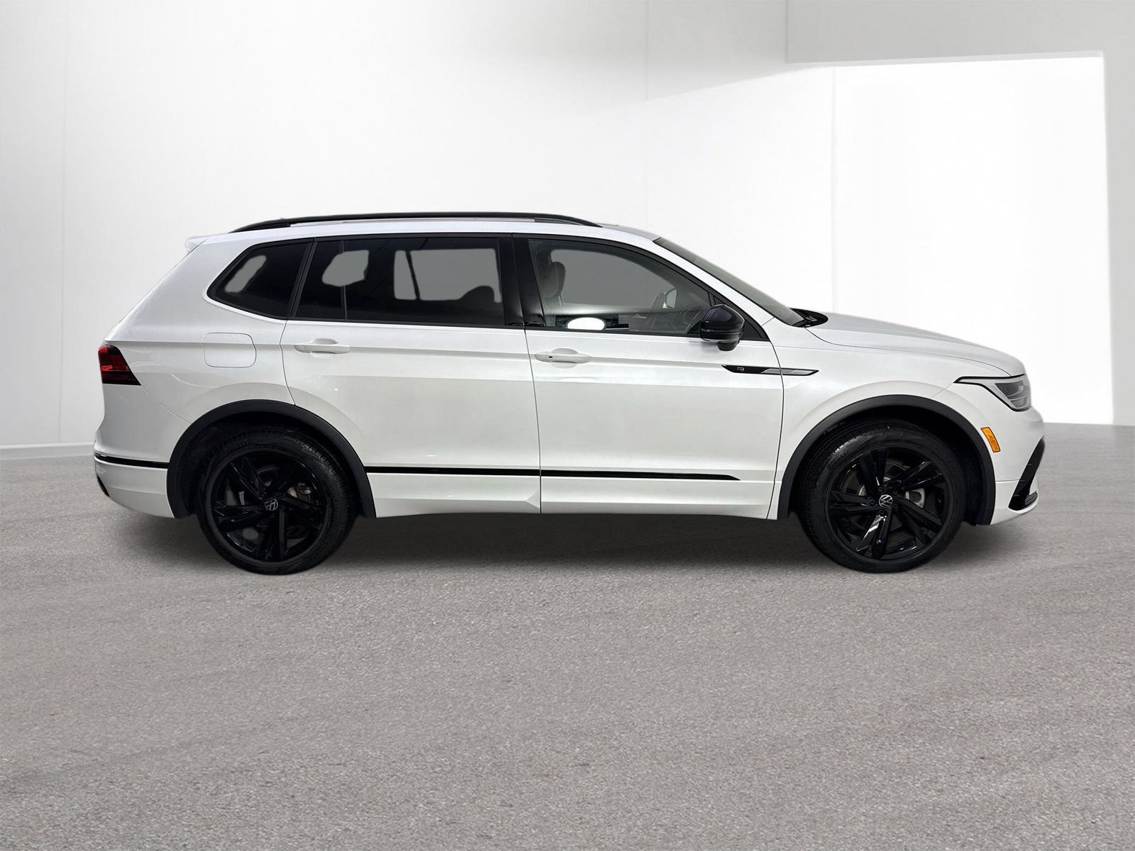 Used 2023 Volkswagen Tiguan SE R-Line FWD image 38