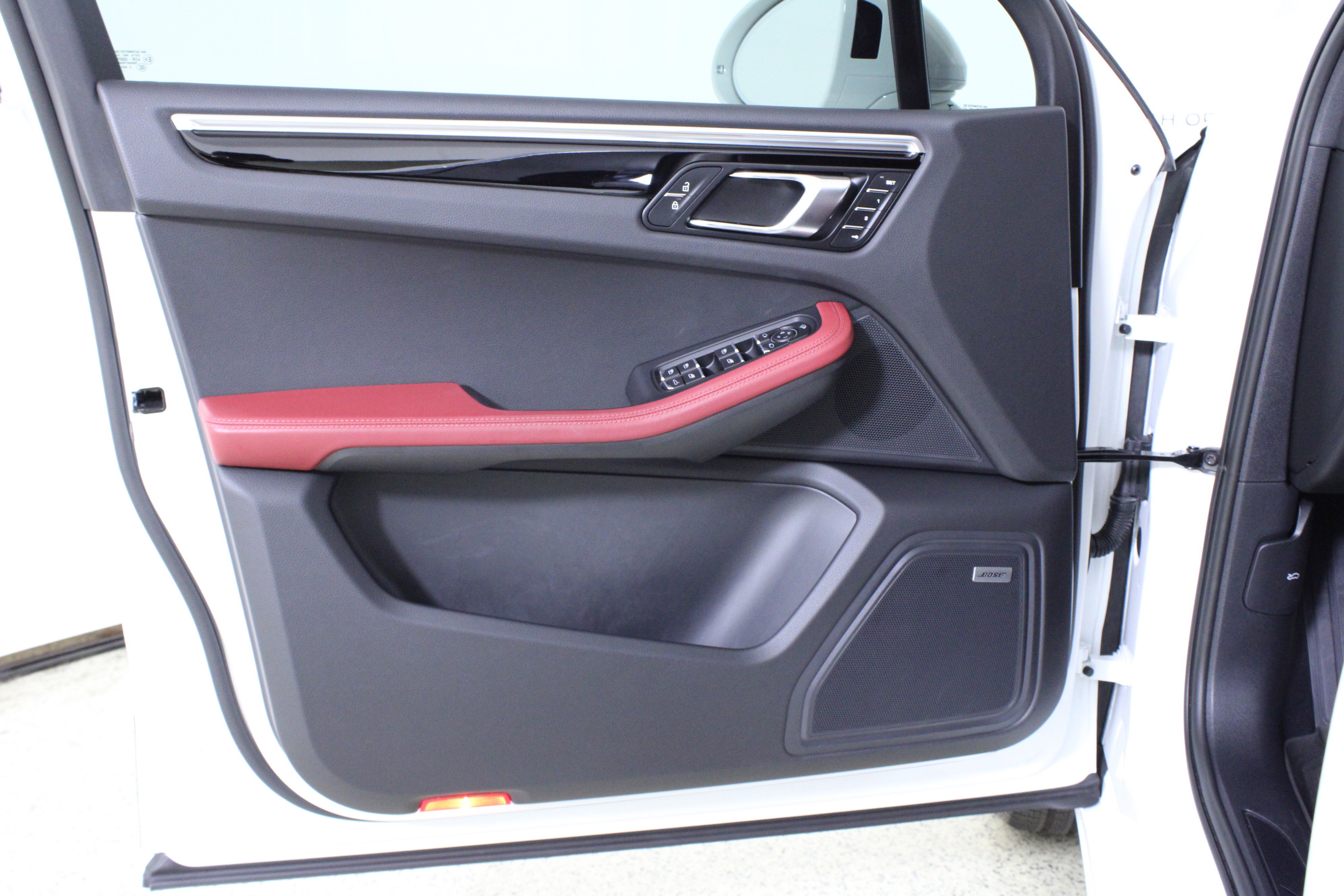 Used 2022 Porsche Macan AWD/4WD image 19