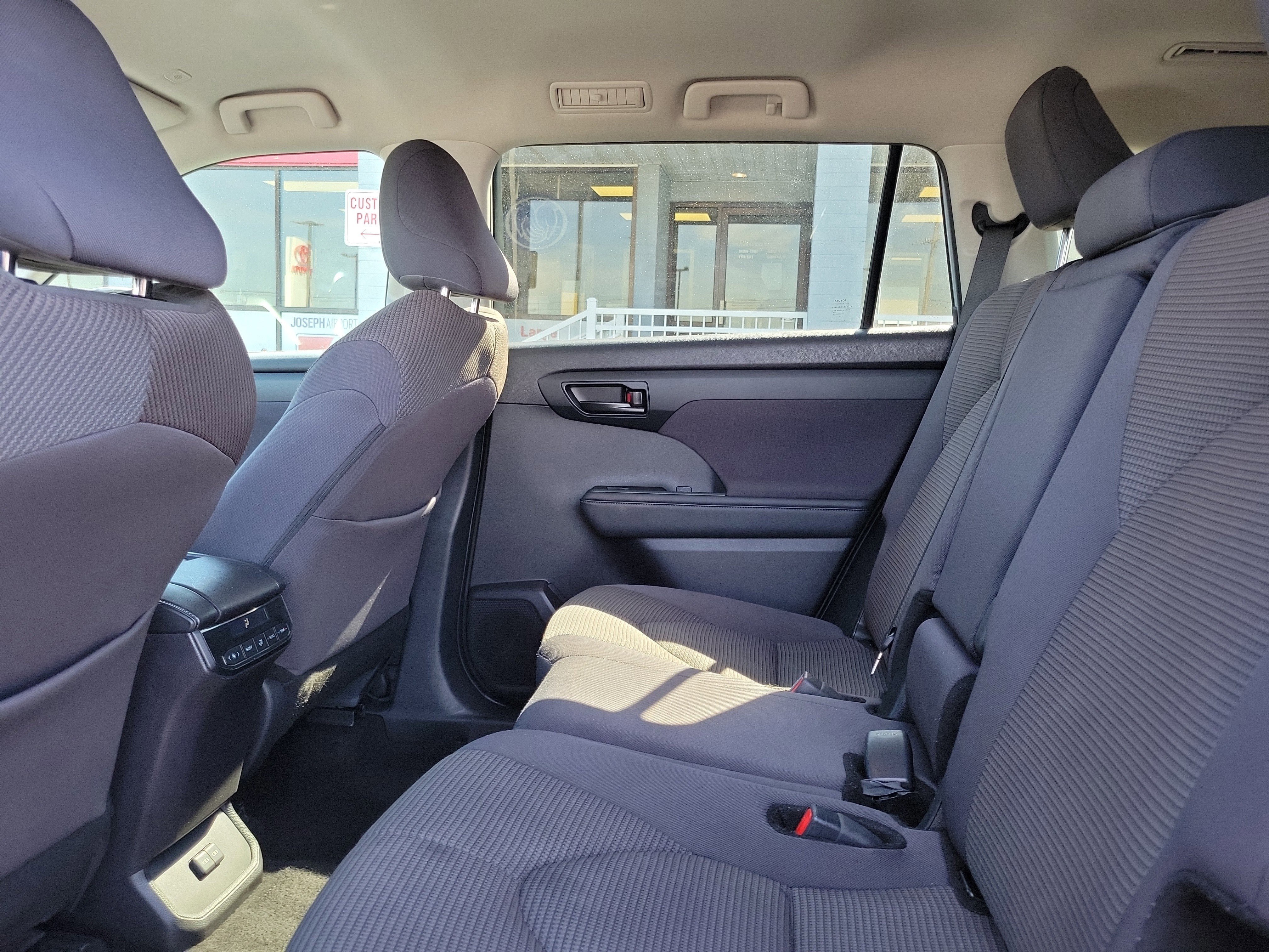 Used 2024 Toyota Highlander LE image 11