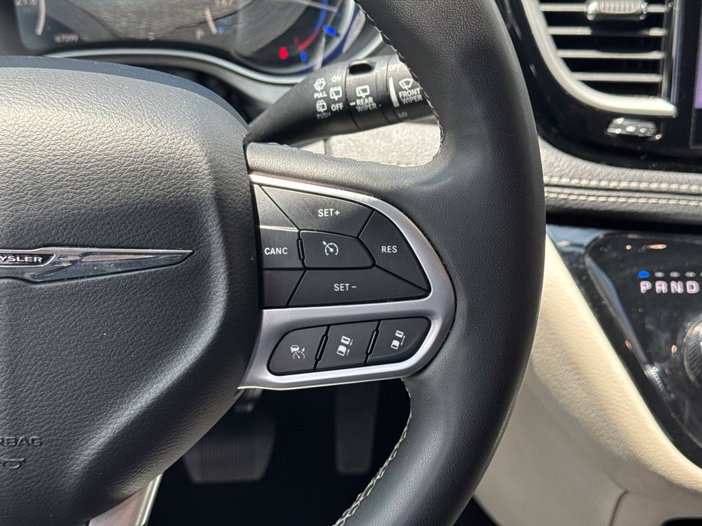 Used 2024 Chrysler Pacifica Limited FWD image 28