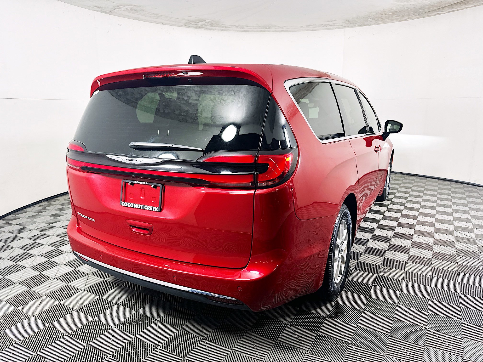 Used 2025 Chrysler Pacifica Select FWD image 3