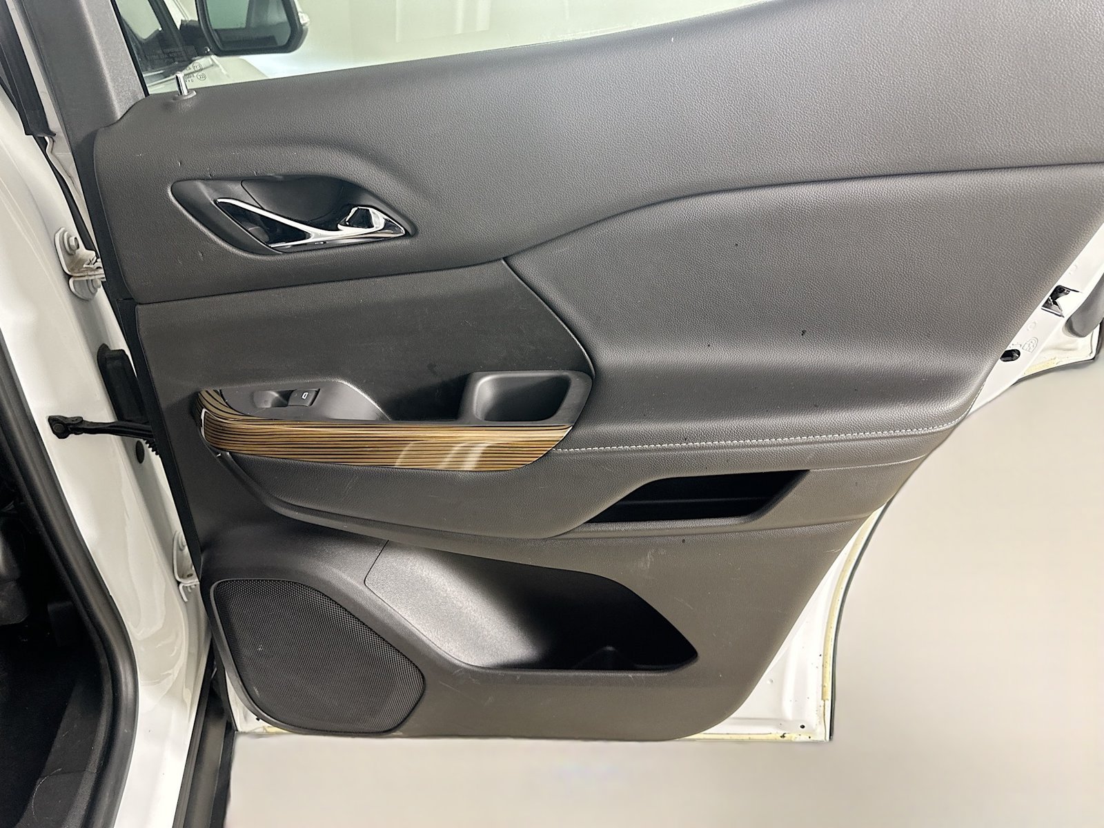 Used 2021 GMC Acadia SLE w/ Driver Convenience Package FWD image 39