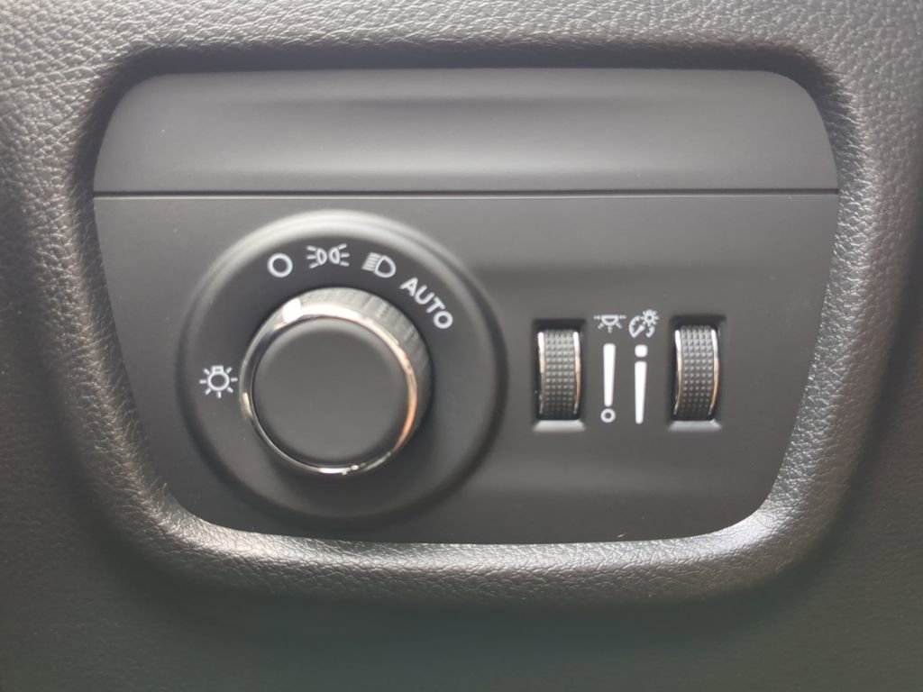 New 2025 Jeep Grand Cherokee Altitude image 19