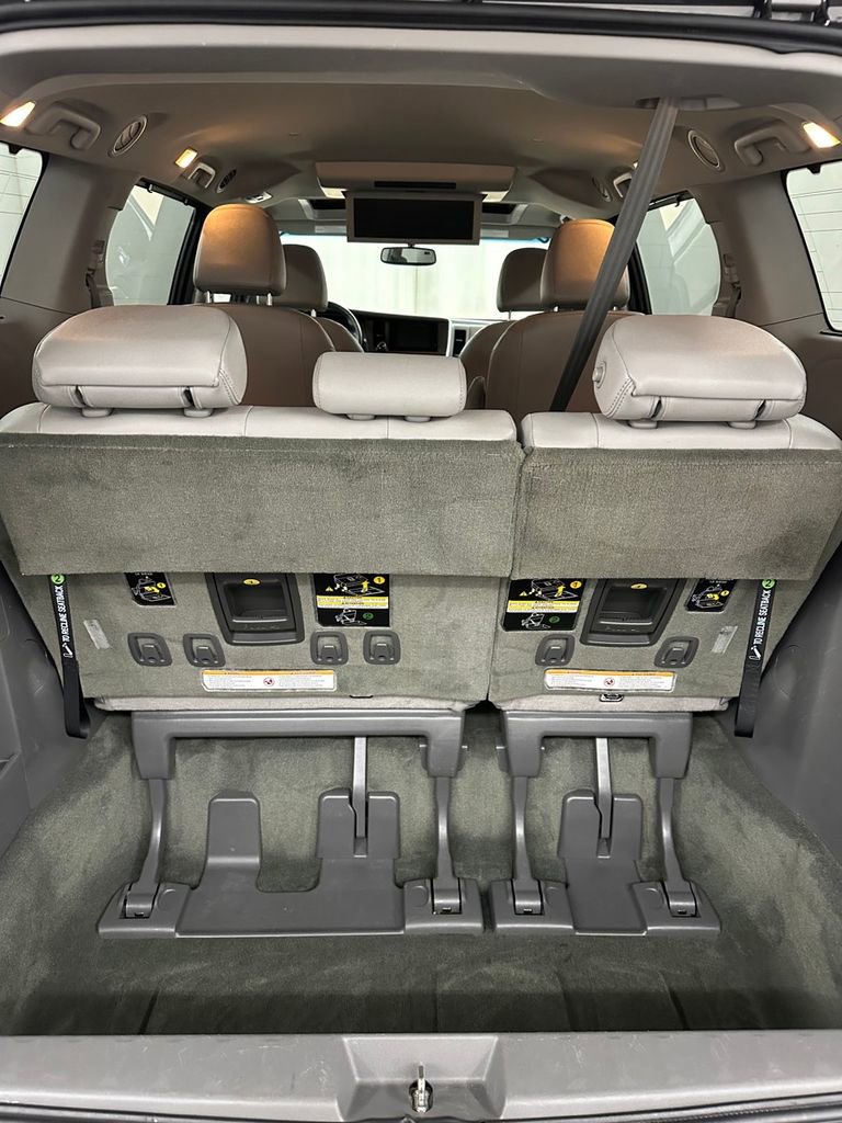 Used 2017 Toyota Sienna XLE Premium w/ Outdoor Package AWD/4WD image 28