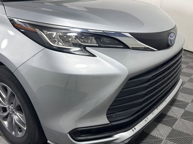 Used 2023 Toyota Sienna LE AWD/4WD image 12