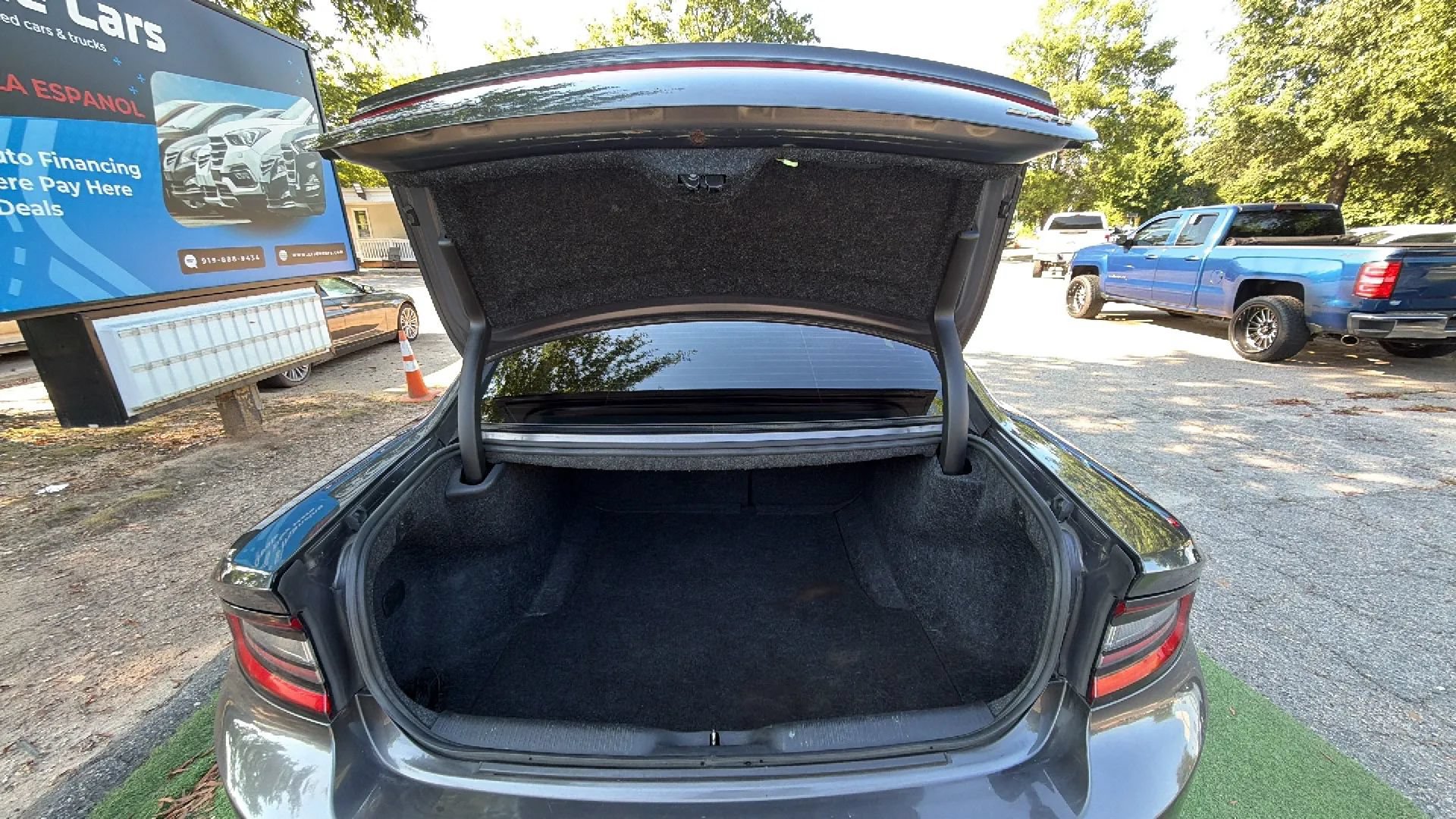 Used 2015 Dodge Charger SXT RWD image 8
