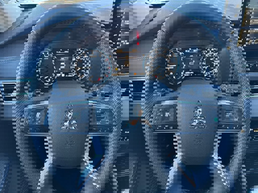 New 2025 Mitsubishi Outlander SE image 15