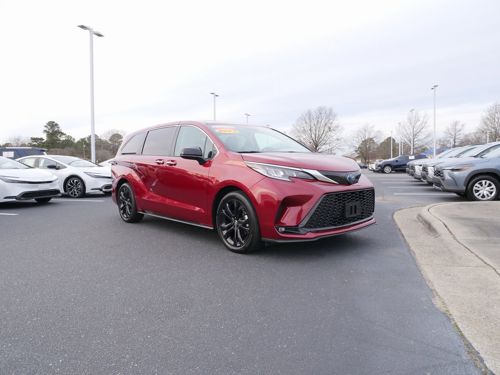 Used 2023 Toyota Sienna XSE image 2