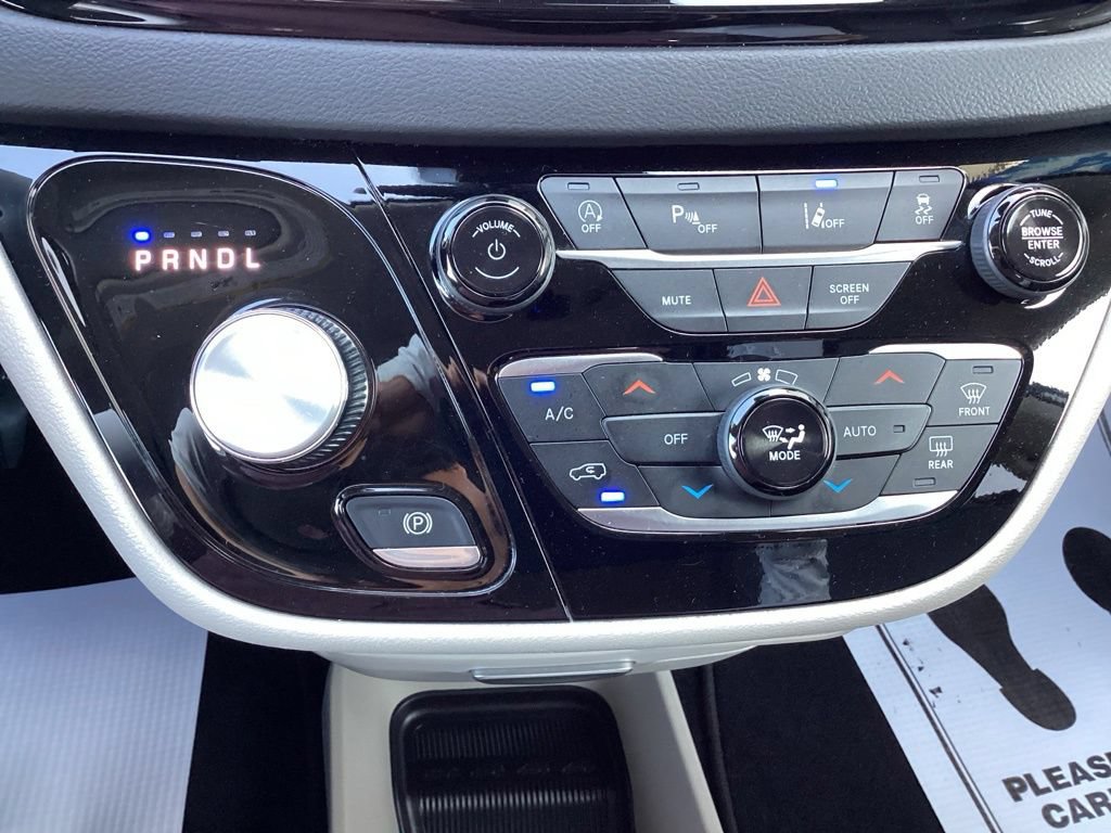 Used 2024 Chrysler Pacifica Touring-L FWD image 21