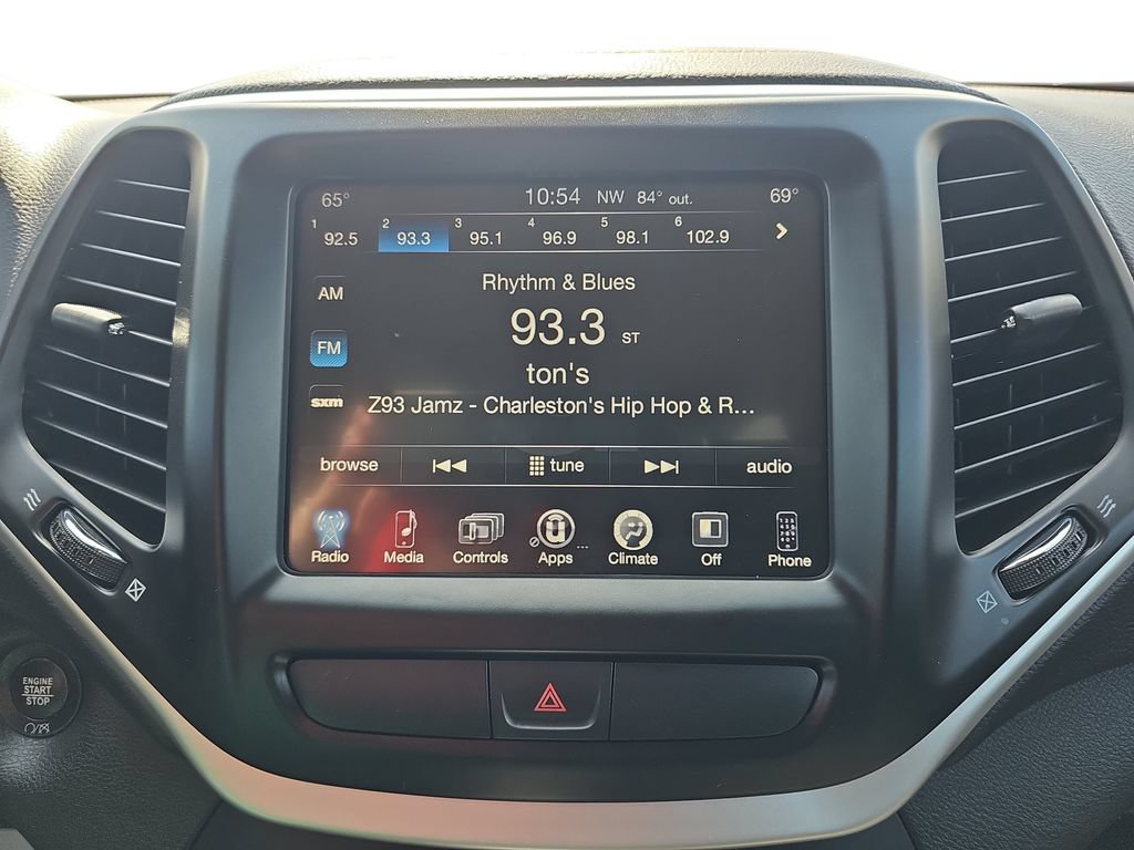 Used 2018 Jeep Cherokee Latitude Plus w/ Comfort/Convenience Group FWD image 21