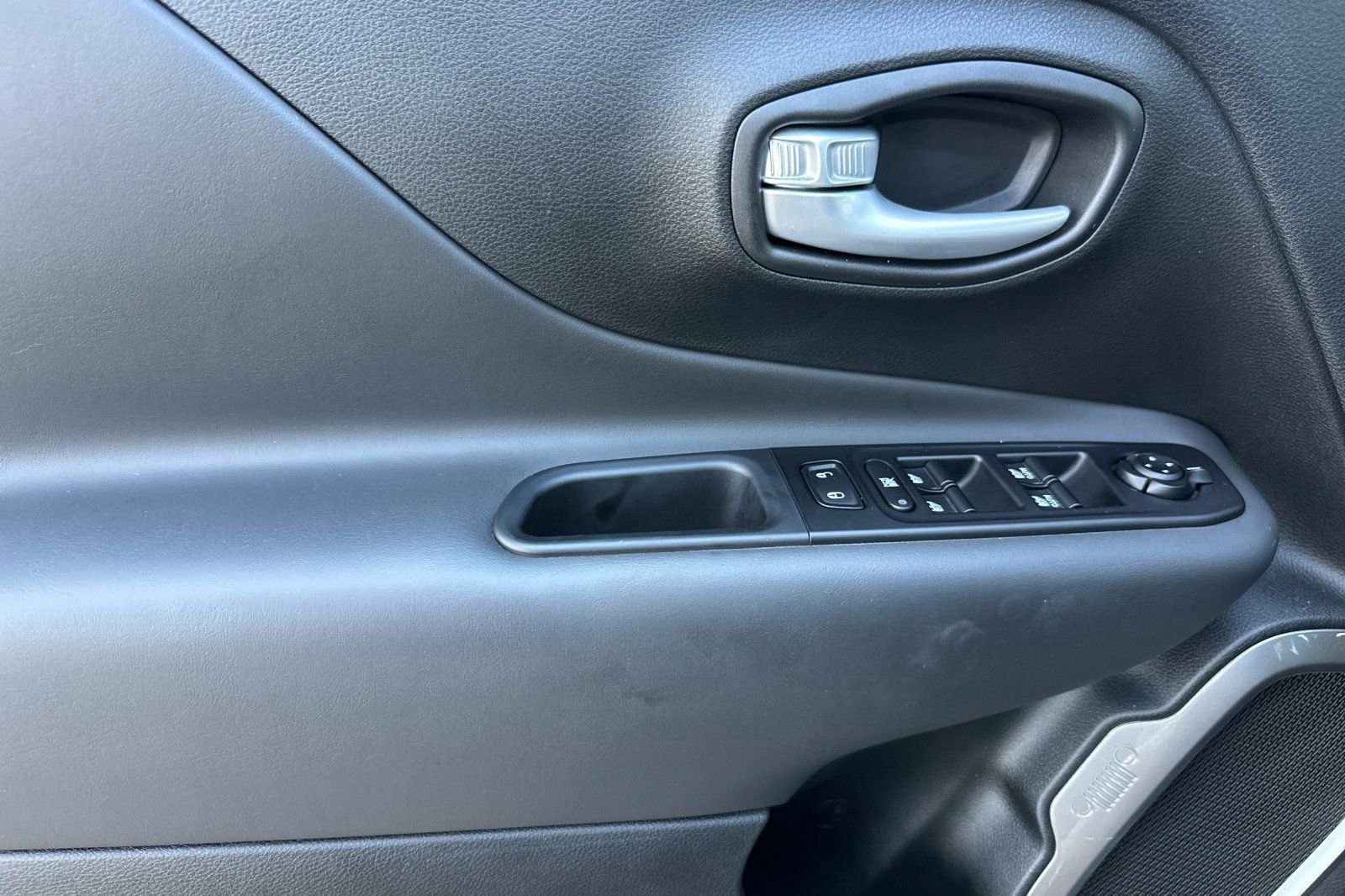 Used 2023 Jeep Renegade Latitude image 11