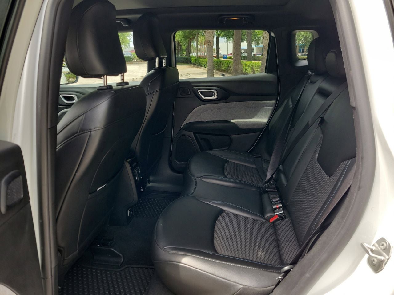 Used 2025 Jeep Compass Latitude w/ Sun & Sound Group AWD/4WD image 11
