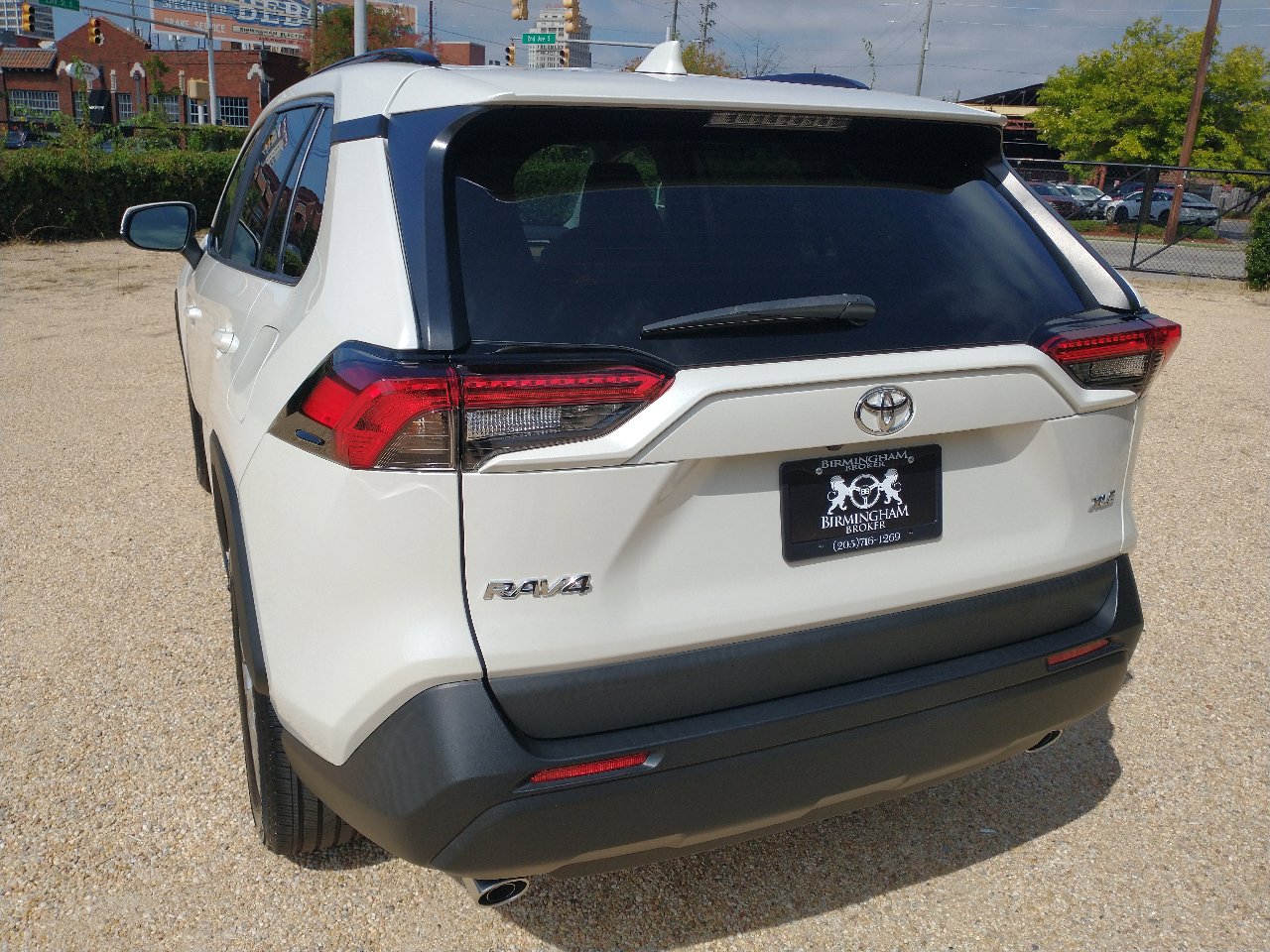 Used 2022 Toyota RAV4 XLE Premium image 16