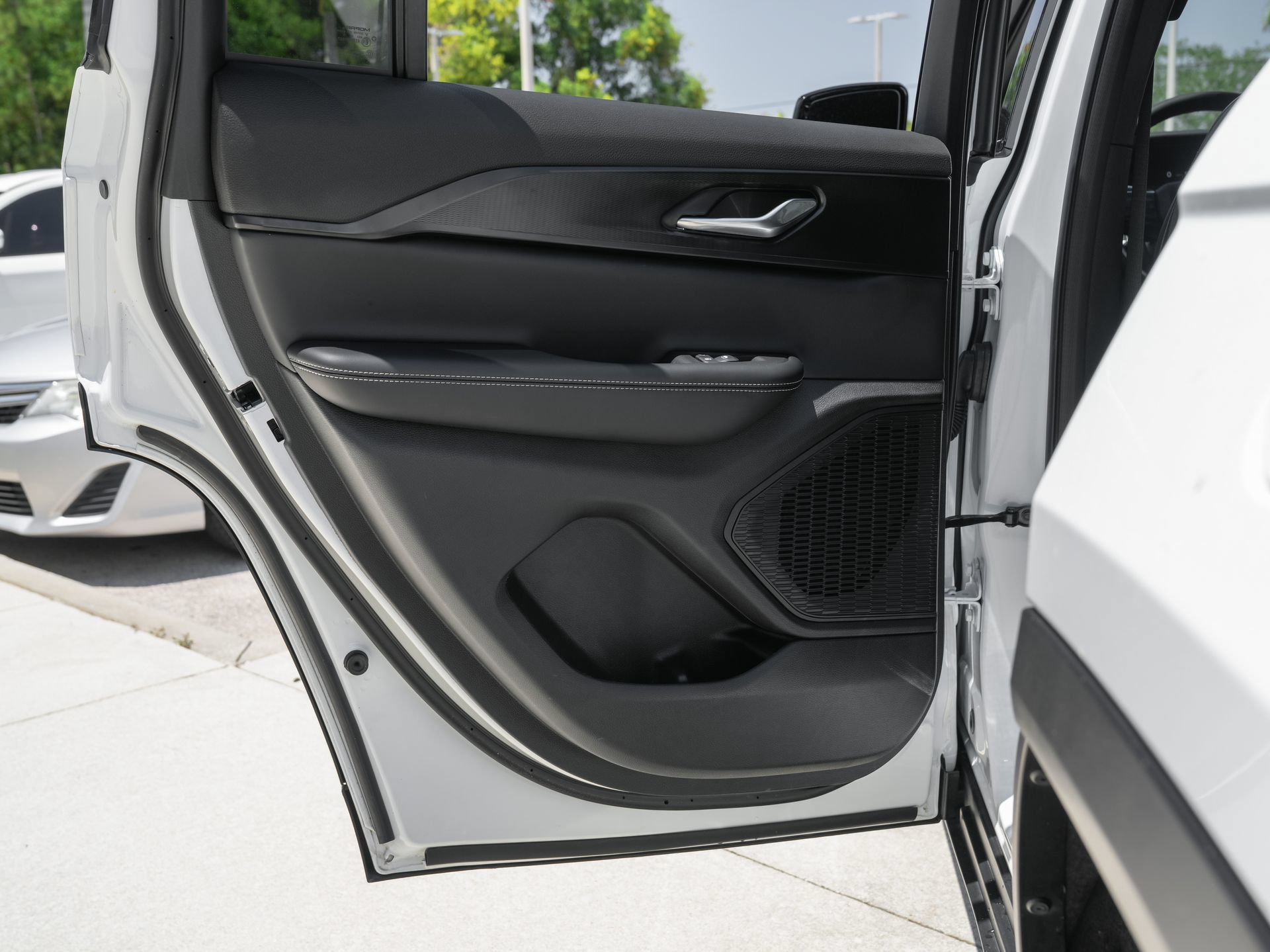 Used 2025 Jeep Grand Cherokee Altitude RWD image 34