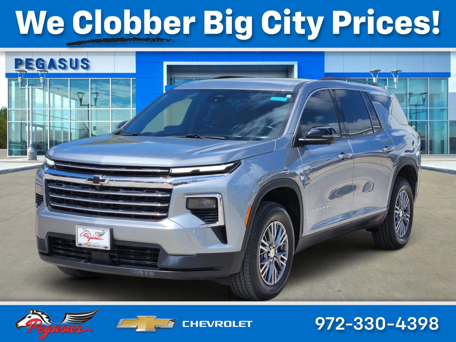 Used 2024 Chevrolet Traverse LT image 2