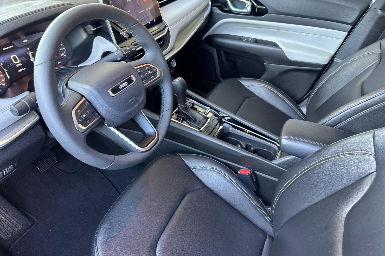 Used 2025 Jeep Compass Limited image 4