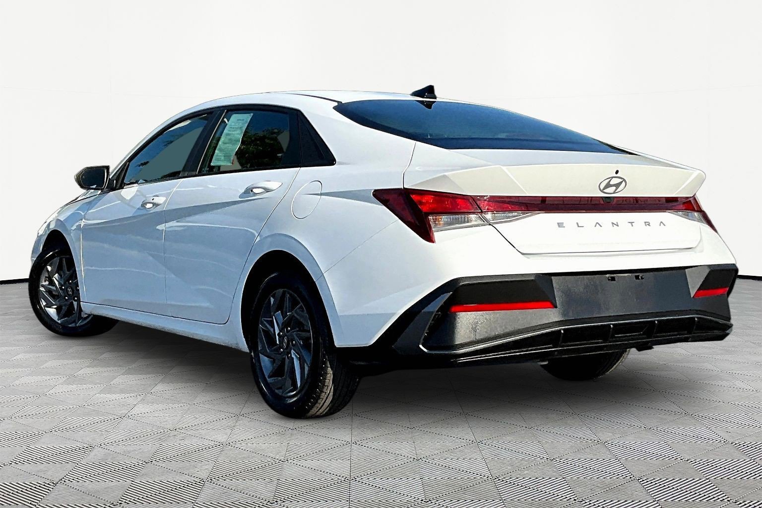Used 2024 Hyundai Elantra SEL FWD image 4