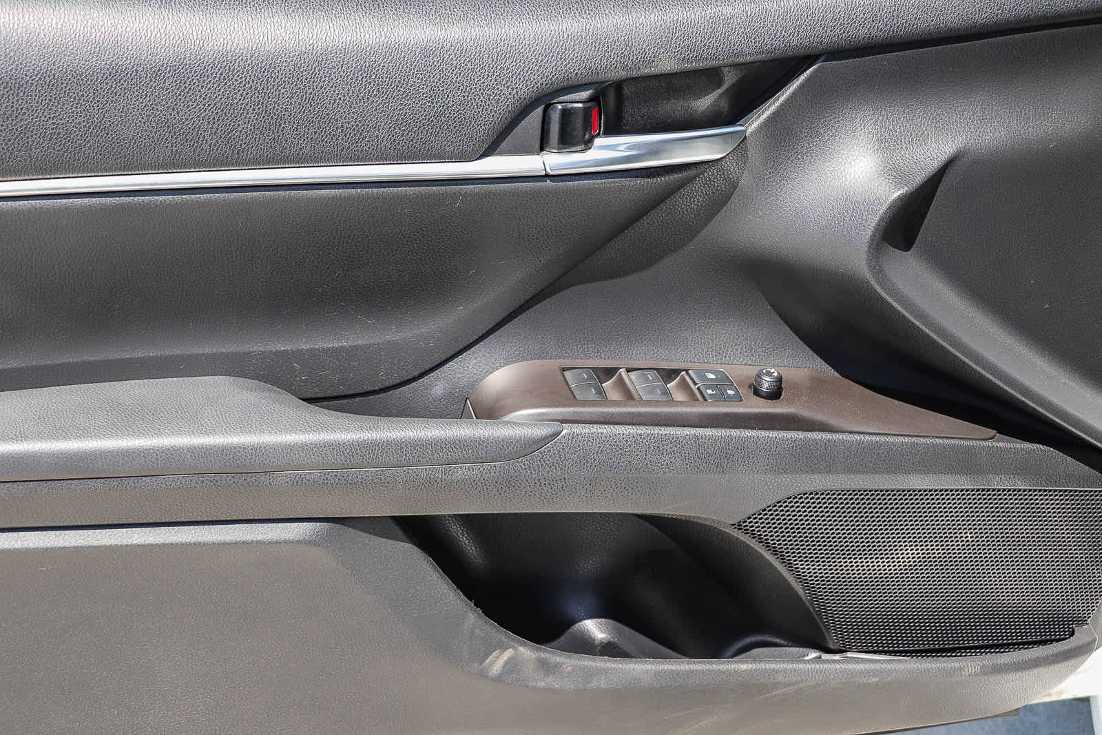 Used 2022 Toyota Camry SE FWD image 16