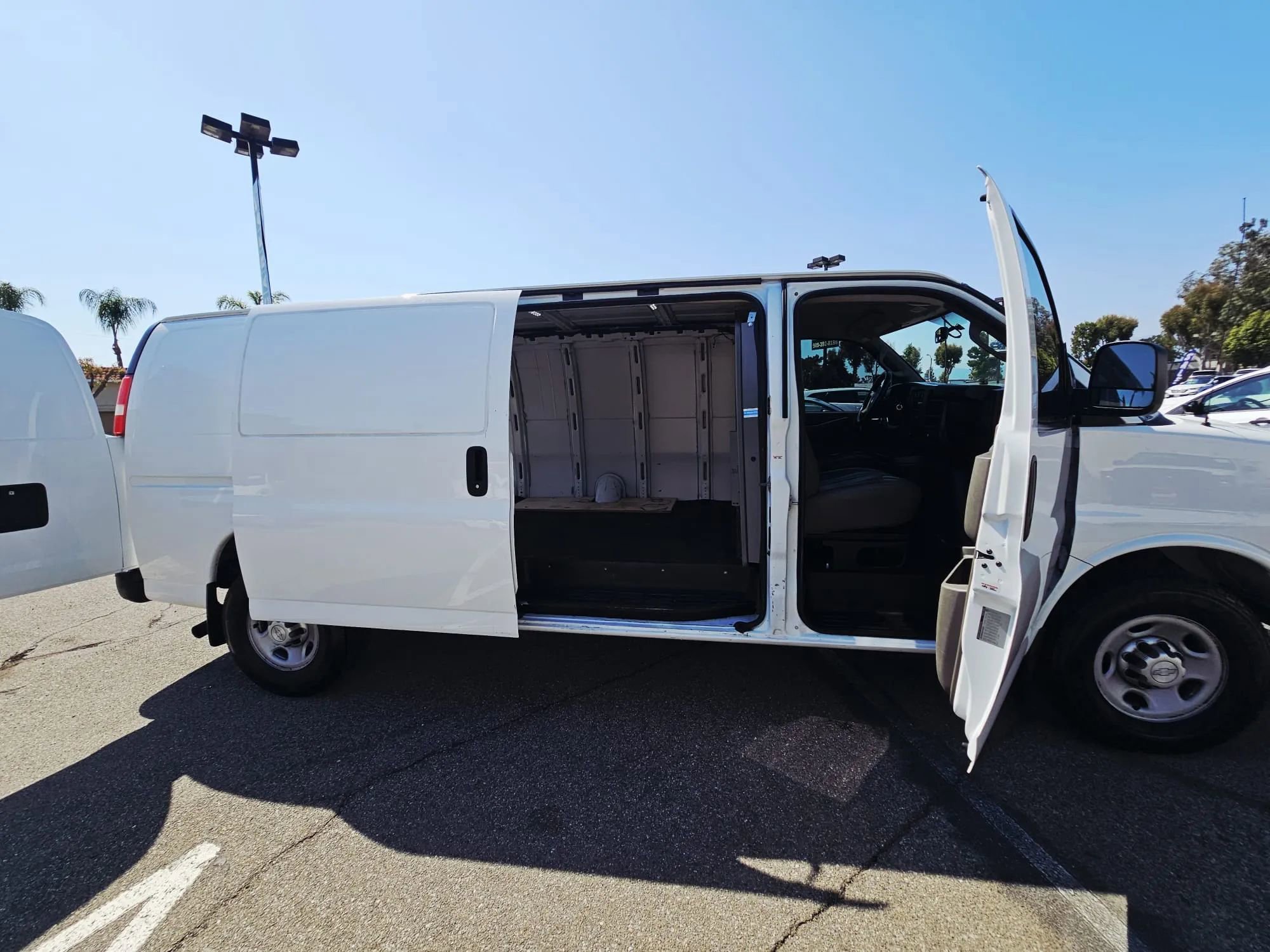 Used 2017 Chevrolet Express 3500 Extended RWD image 15