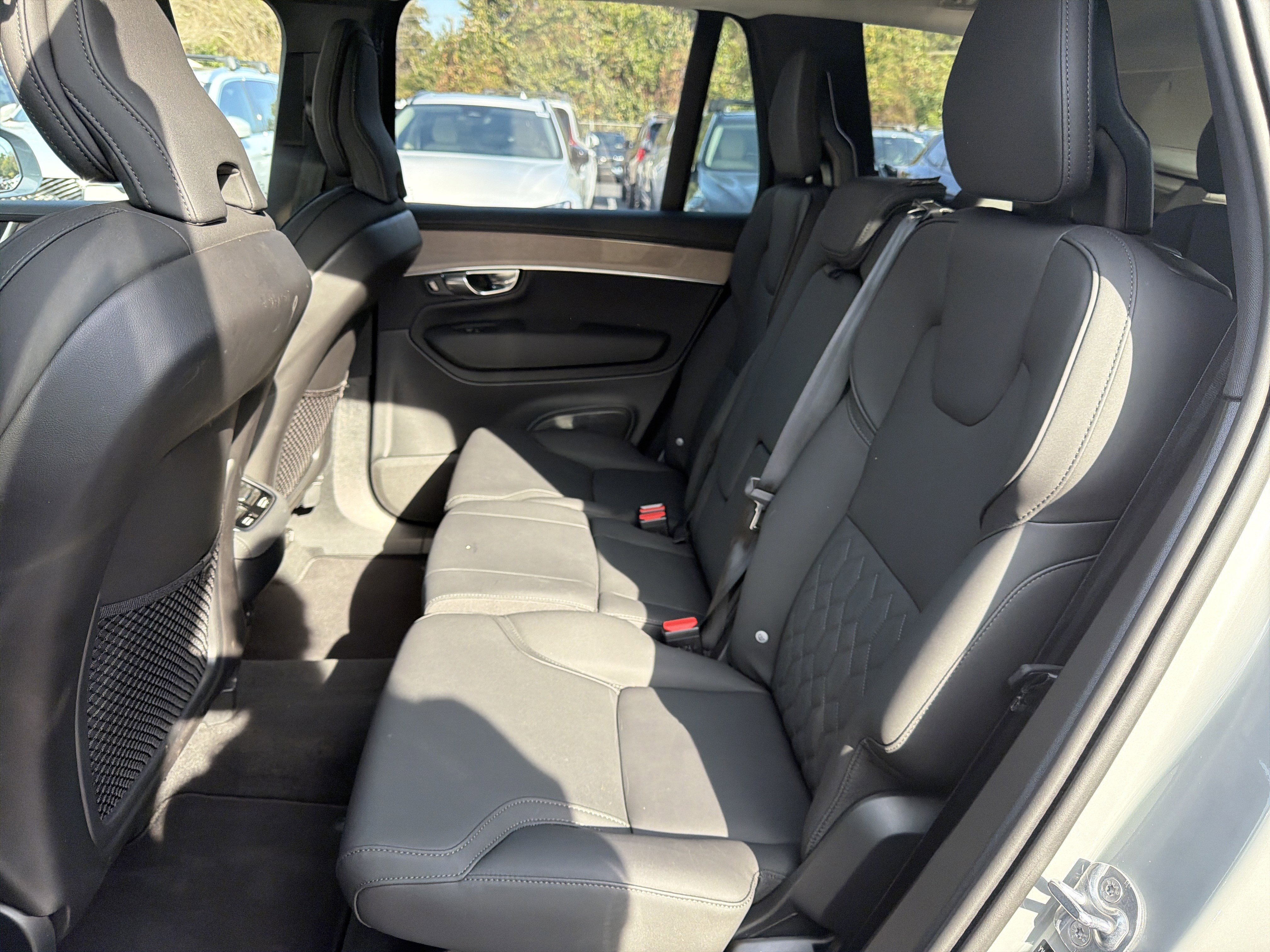 Certified 2025 Volvo XC90 B6 Plus image 32
