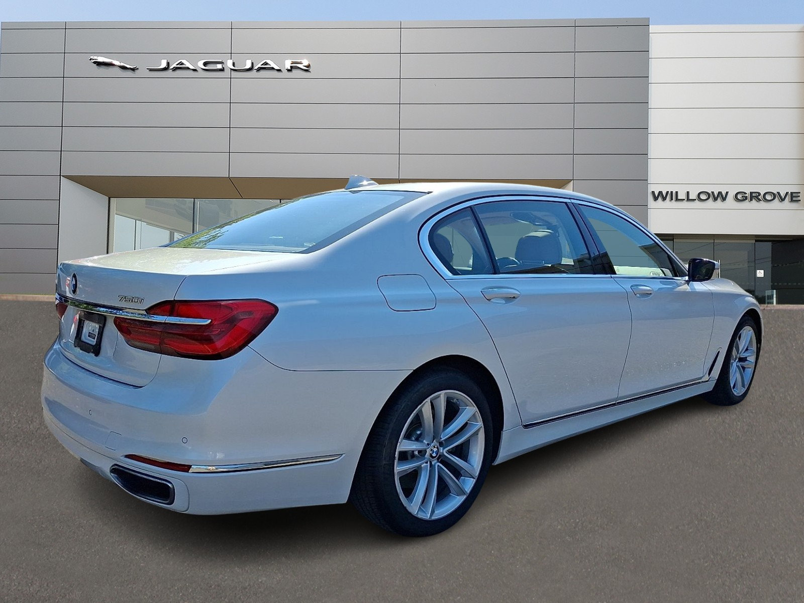 Used 2018 BMW 750i xDrive AWD/4WD image 2