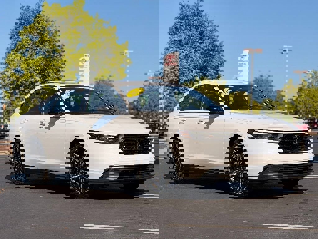 Used 2024 Honda Accord Sport image 2