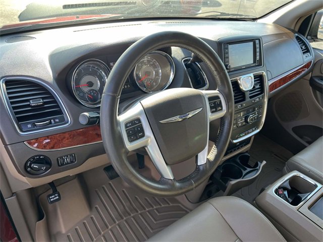 Used 2013 Chrysler Town & Country Touring-L w/ Driver Convenience Group image 28