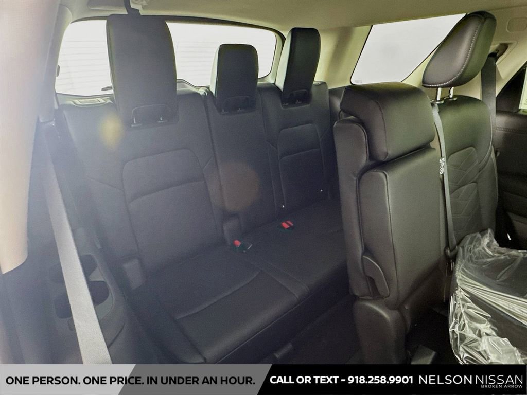 New 2025 Nissan Pathfinder Platinum w/ Black Appearance Package image 29
