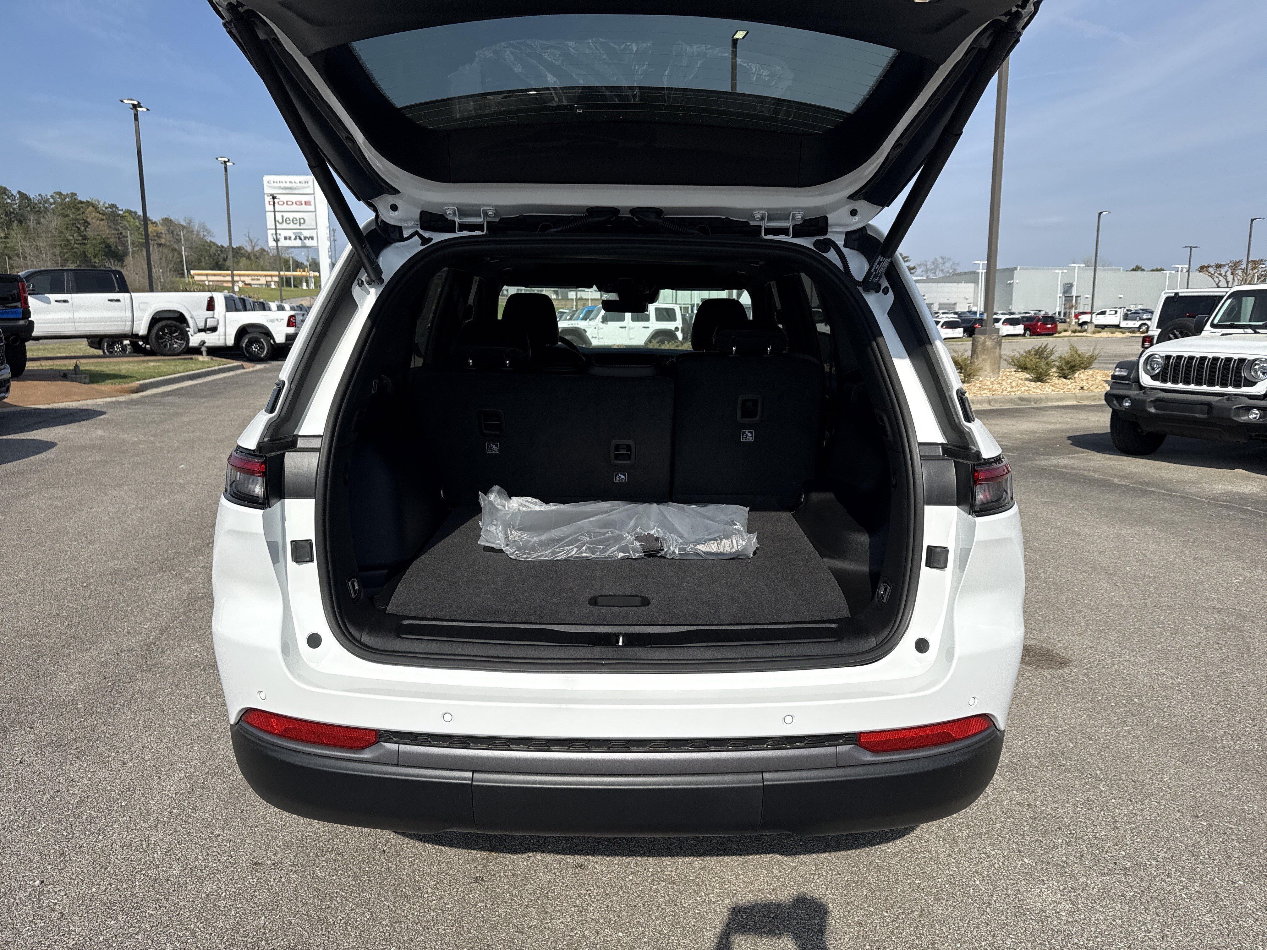 New 2026 Jeep Grand Cherokee Altitude RWD image 19