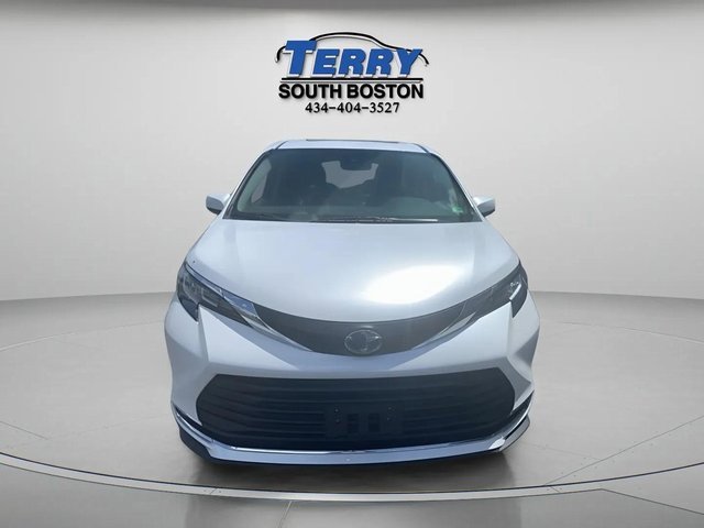 Used 2023 Toyota Sienna XLE image 2