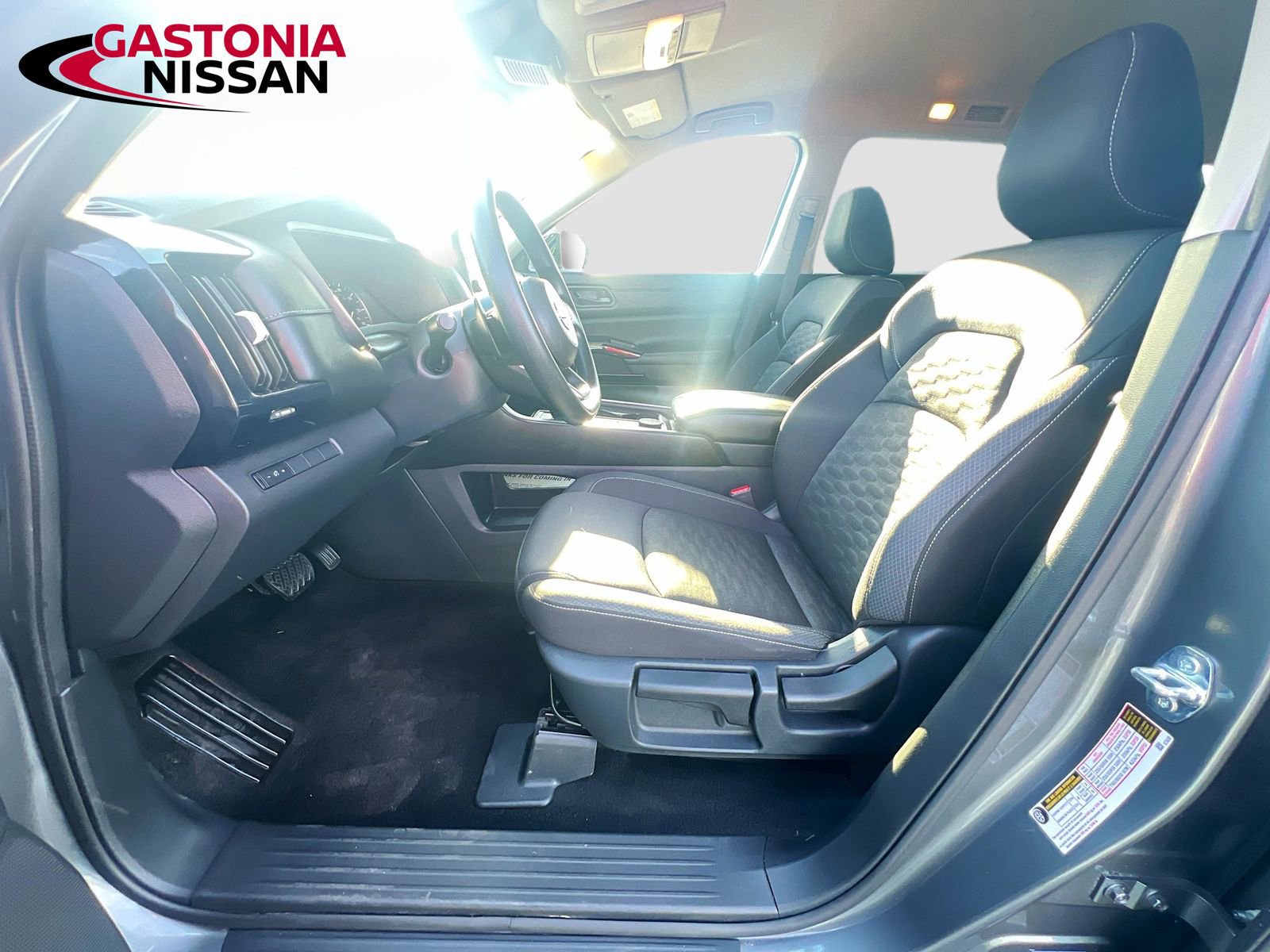 Used 2024 Nissan Pathfinder S image 26