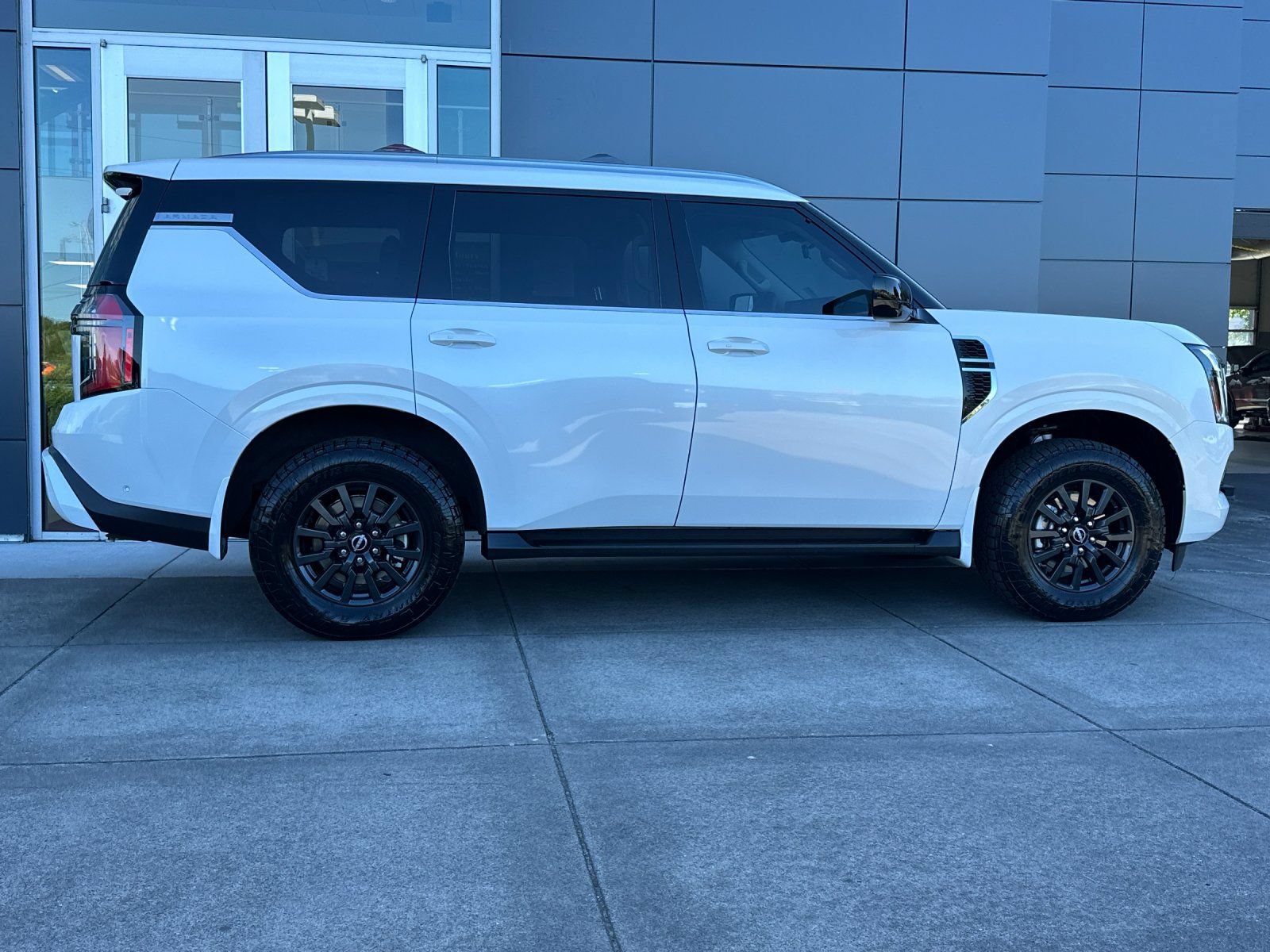 Used 2025 Nissan Armada SV AWD/4WD image 2