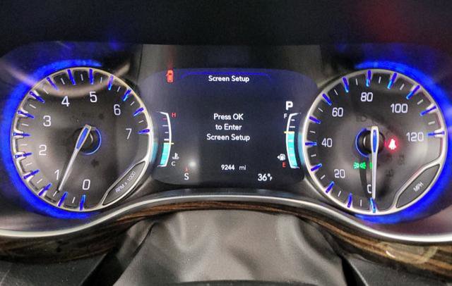 Used 2024 Chrysler Pacifica Limited FWD image 9