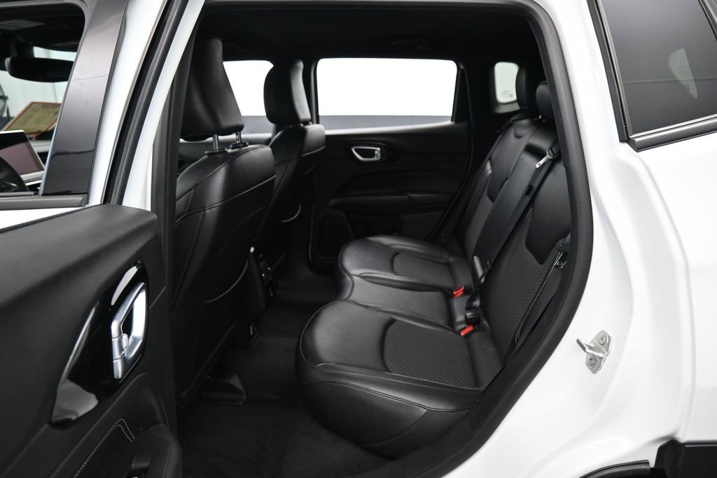 Used 2024 Jeep Compass Latitude w/ Convenience Group AWD/4WD image 28